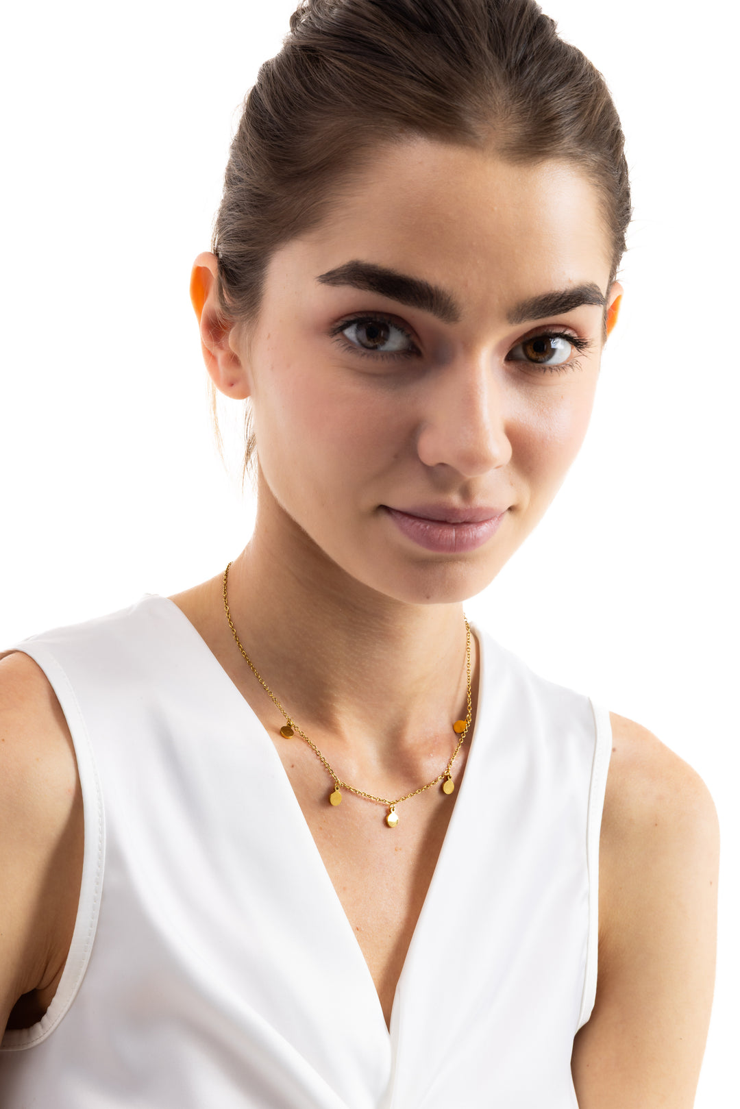 Damen-Halskette Kaira – Edelstahl 18K vergoldet, Plättchen-Kette mit goldenen Anhängern, frontal am Hals getragen