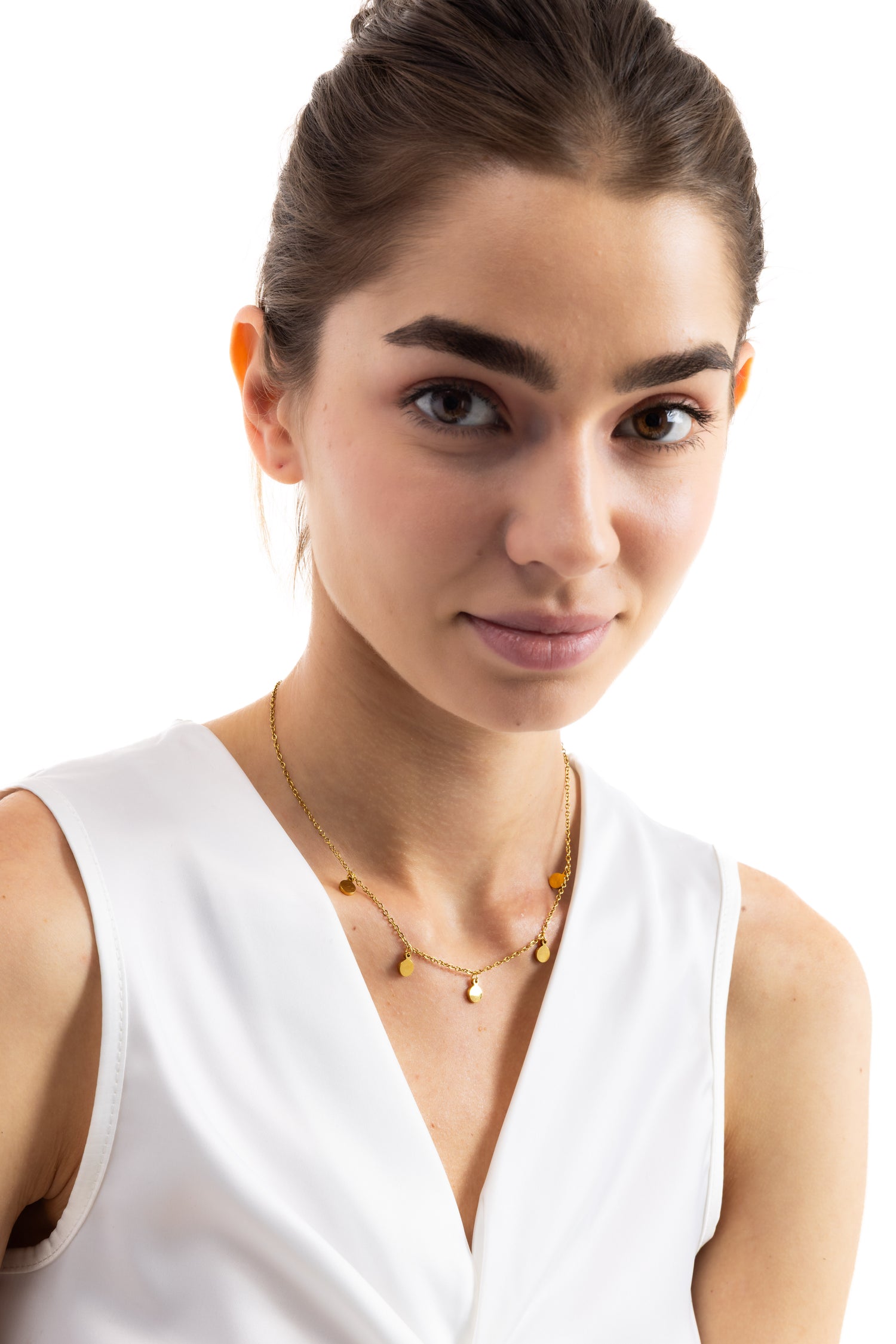 Damen-Halskette Kaira – Edelstahl 18K vergoldet, Plättchen-Kette mit goldenen Anhängern, frontal am Hals getragen