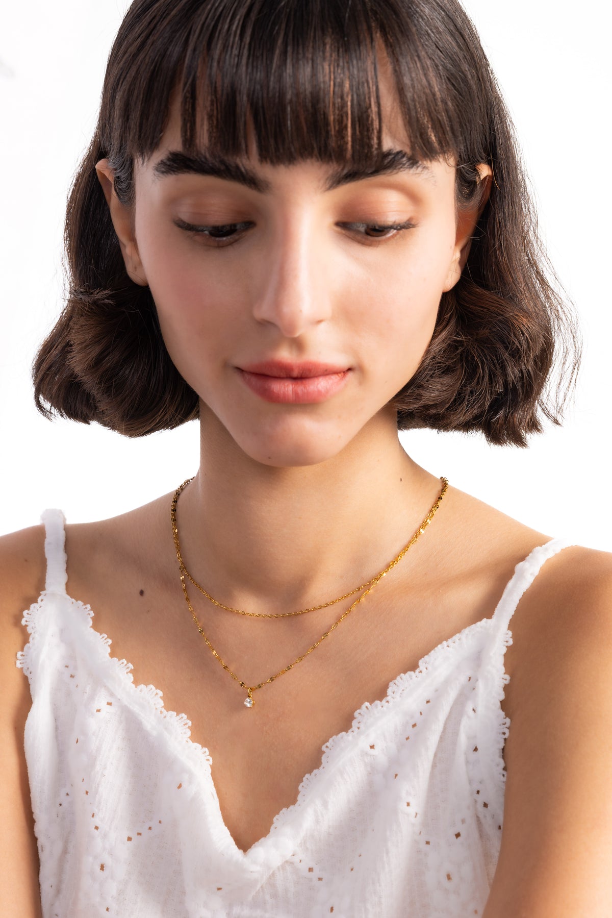 Lirae Halskette – Edelstahl 18K vergoldet, filigrane Layering-Kette mit Zirkonia-Anhänger, frontal getragen, Blick nach unten