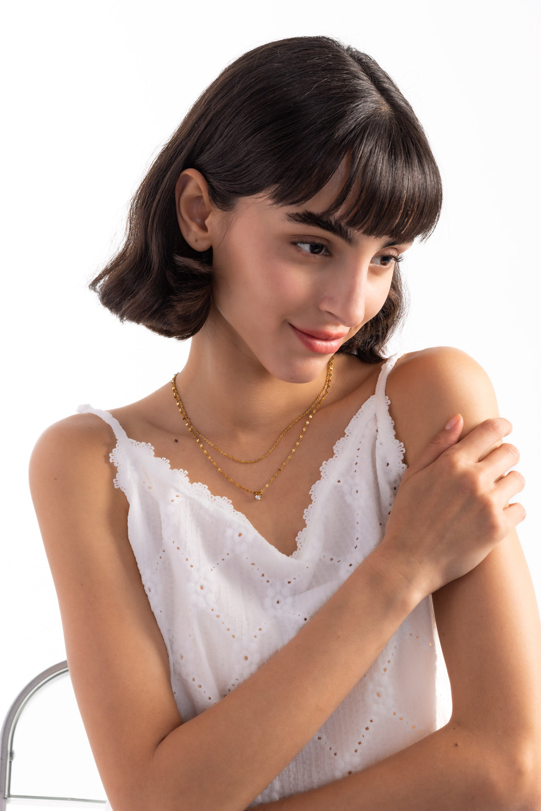 Lirae Kette – Edelstahl 18K vergoldet, zweireihige Layering-Kette mit Zirkonia-Anhänger, frontal getragen, sitzend