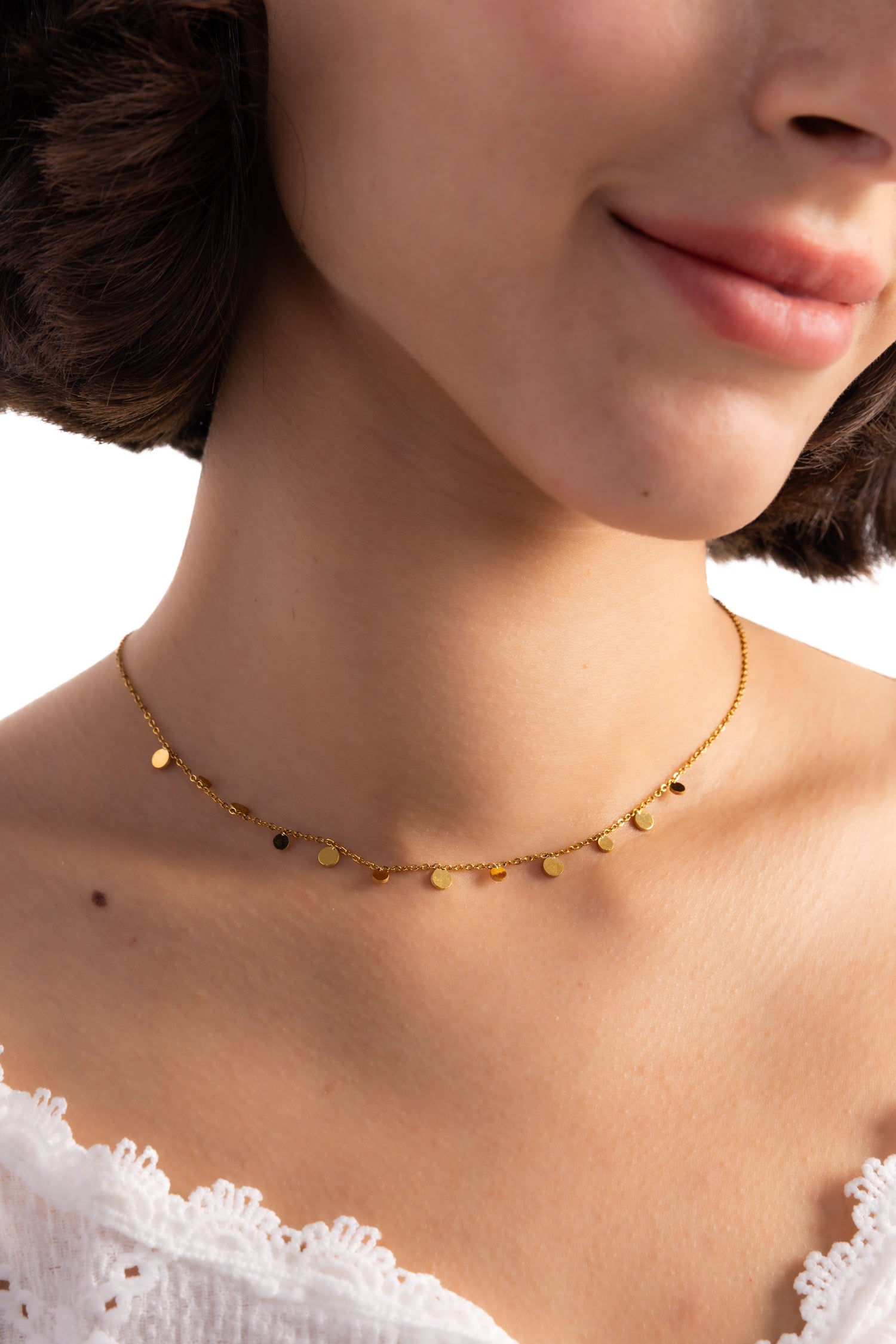 Damen-Halskette Lyra von Mercy’s Jewelry – Edelstahl 18K vergoldet, feine Plättchen-Kette, Nahaufnahme am Hals getragen