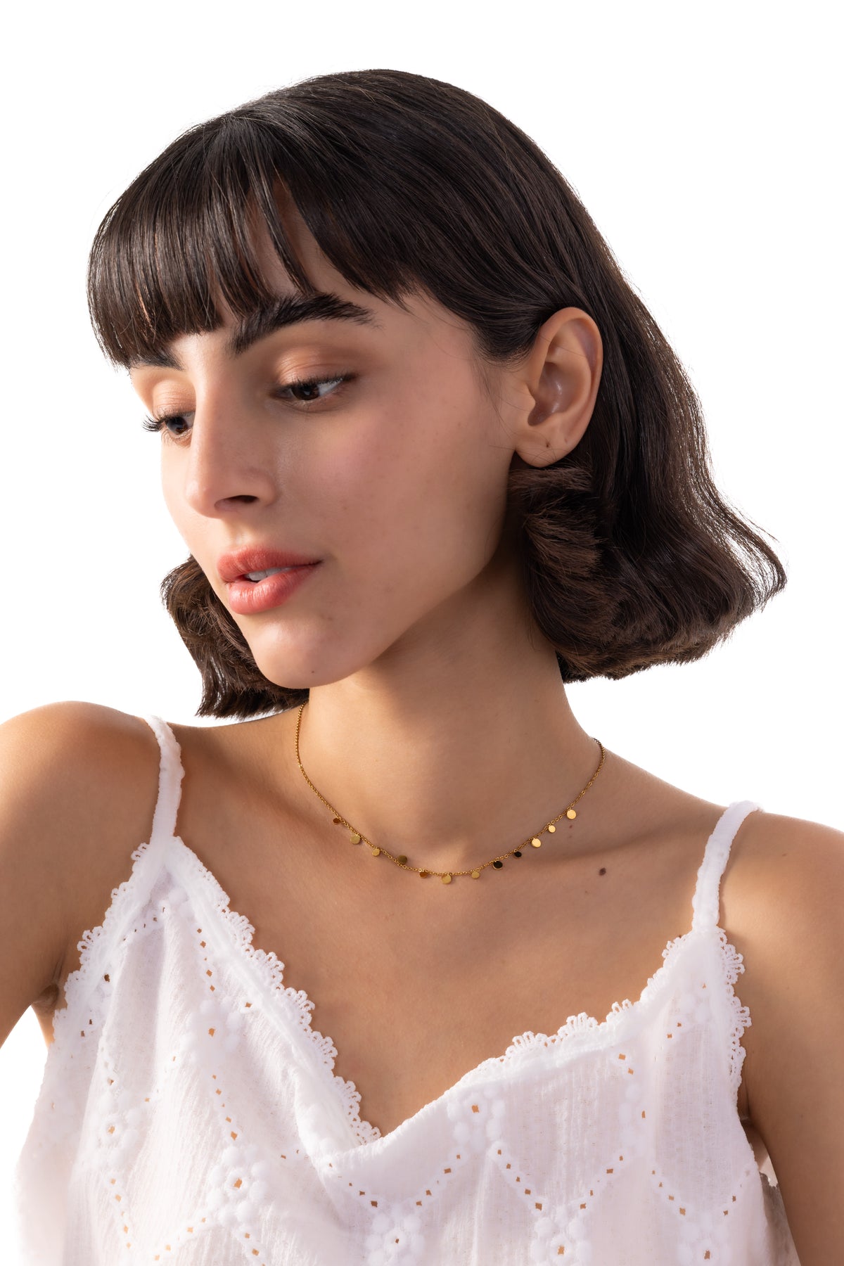 Lyra Halskette – Edelstahl 18K vergoldet, Plättchen-Kette in elegantem Design, seitlich am Hals getragen, Blick nach unten
