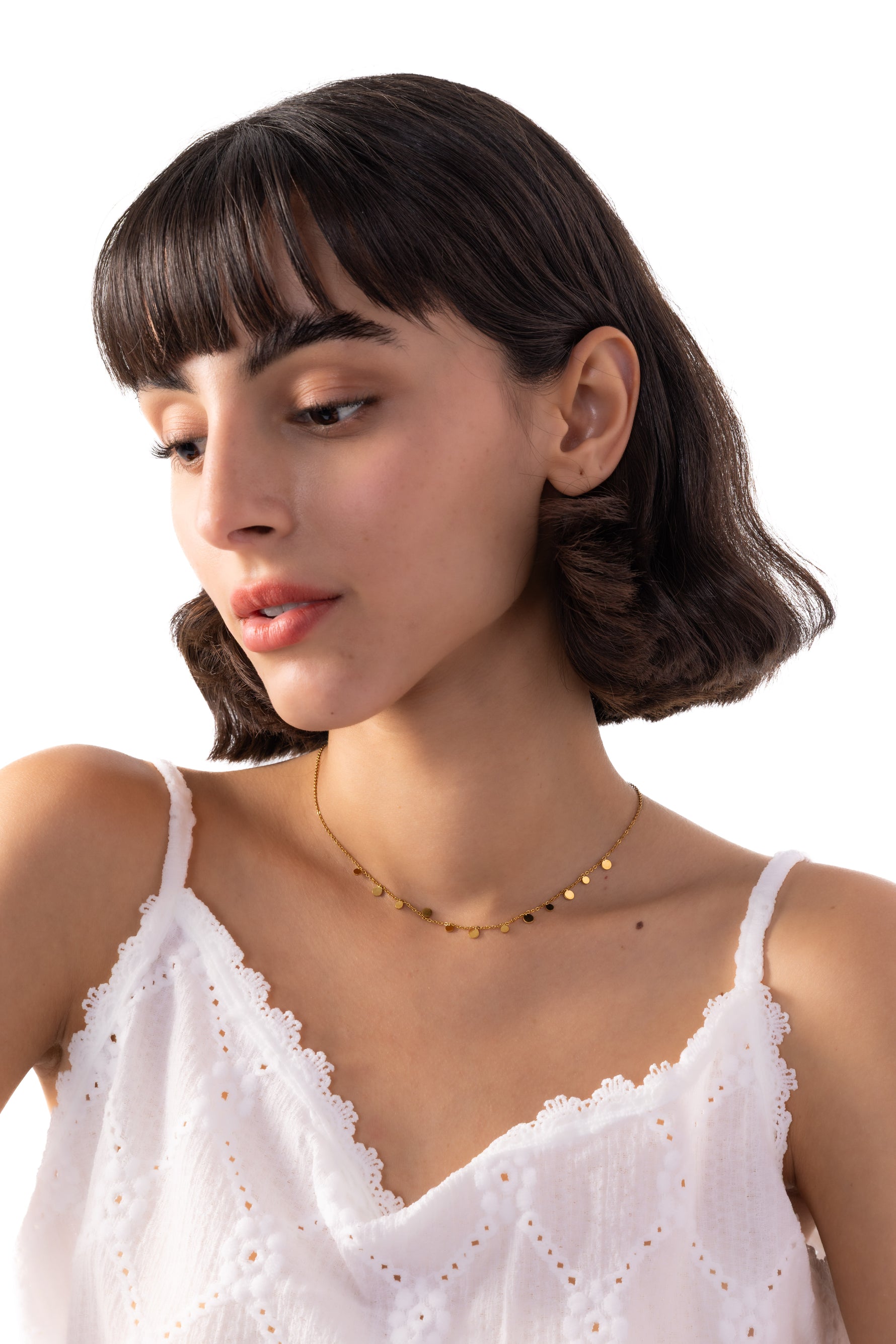 Lyra Halskette – Edelstahl 18K vergoldet, Plättchen-Kette in elegantem Design, seitlich am Hals getragen, Blick nach unten
