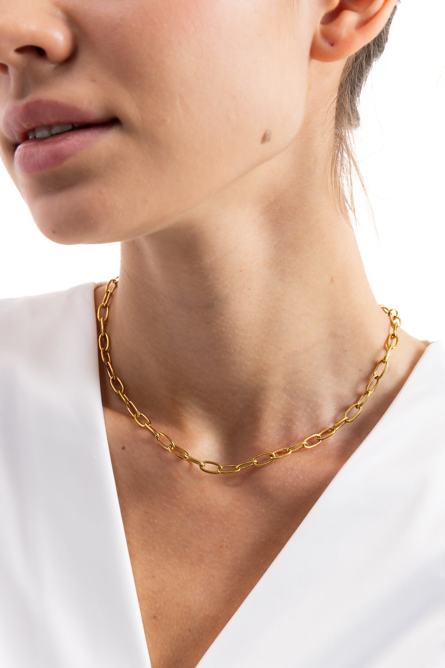 Damen-Halskette Marva von Mercy’s Jewelry – Edelstahl 18K vergoldet, Statement-Gliederkette, Nahaufnahme am Hals seitlich getragen