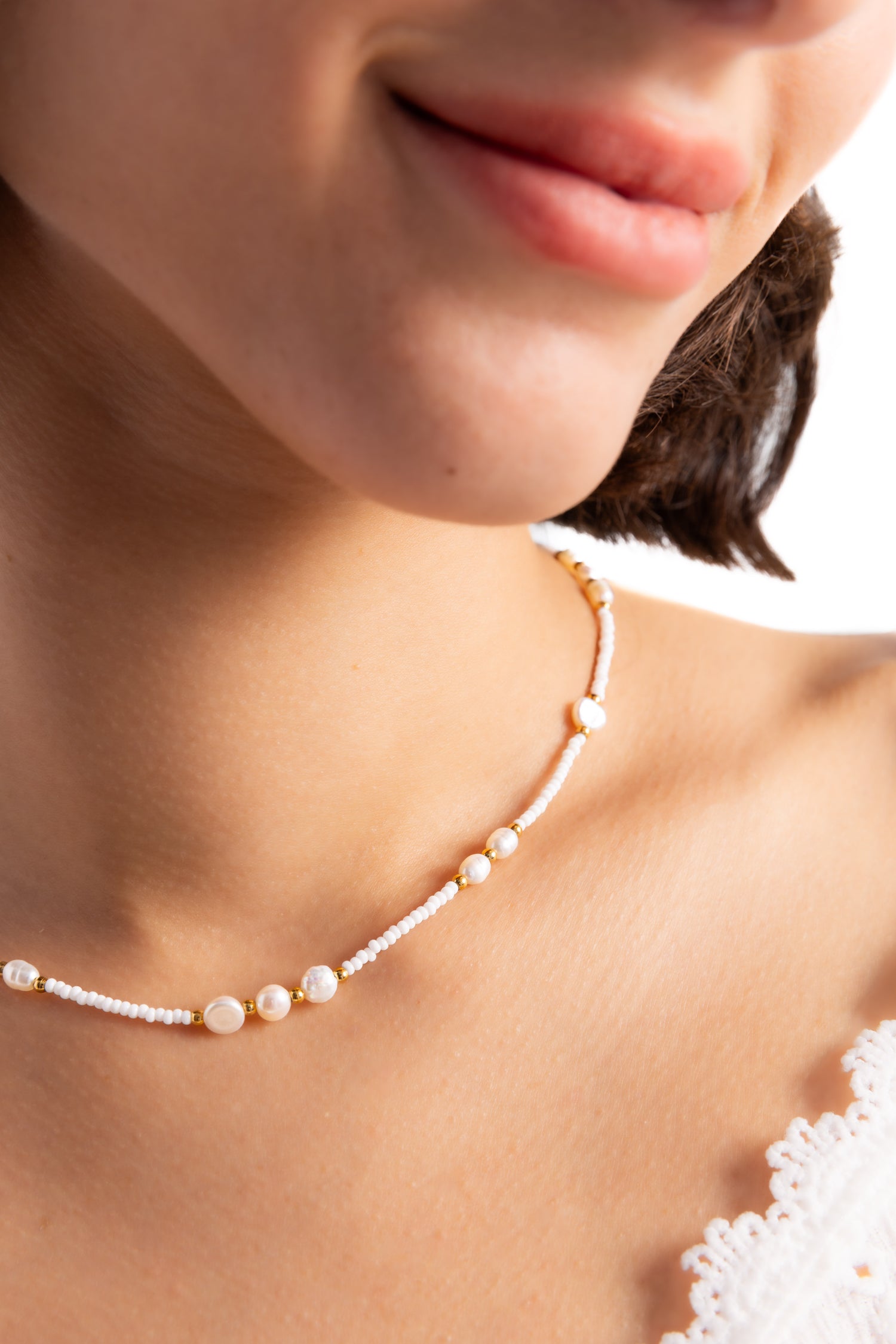 Damen-Halskette Mirelin von Mercy’s Jewelry – Edelstahl 18K vergoldet, Perlenkette mit Süßwasserperlen, Nahaufnahme am Hals