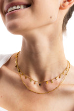 Naia Layers Kette – Edelstahl 18K vergoldet, zweireihige Layering-Kette mit Plättchen und Mini-Knoten, Detailaufnahme am Hals
