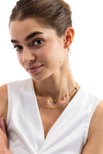 Naia Layers Kette – Edelstahl 18K vergoldet, zweireihige Layering-Kette mit filigranen Plättchen, frontal getragen