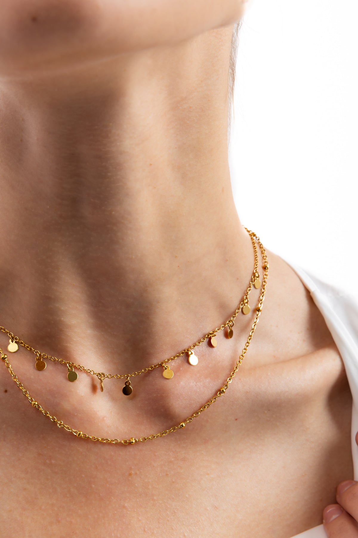 Naia Layers Kette von Mercy’s Jewelry – Edelstahl 18K vergoldet, zweireihige Kette mit Plättchen und Mini-Knoten, Nahaufnahme