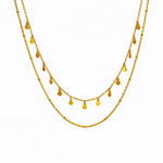 Naia Layers Kette – Edelstahl 18K vergoldet, zweireihige Kette mit Plättchen und Mini-Knoten, freigestelltes Produktfoto
