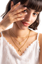  Damen-Halskette Noenya – Edelstahl 18K vergoldet, Layering-Kette mit drei Reihen, Stern- und Mond-Anhängern, frontal getragen