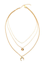 Noenya Kette – Edelstahl 18K vergoldet, Layering-Kette mit drei Reihen und Anhängern, freigestelltes Produktfoto