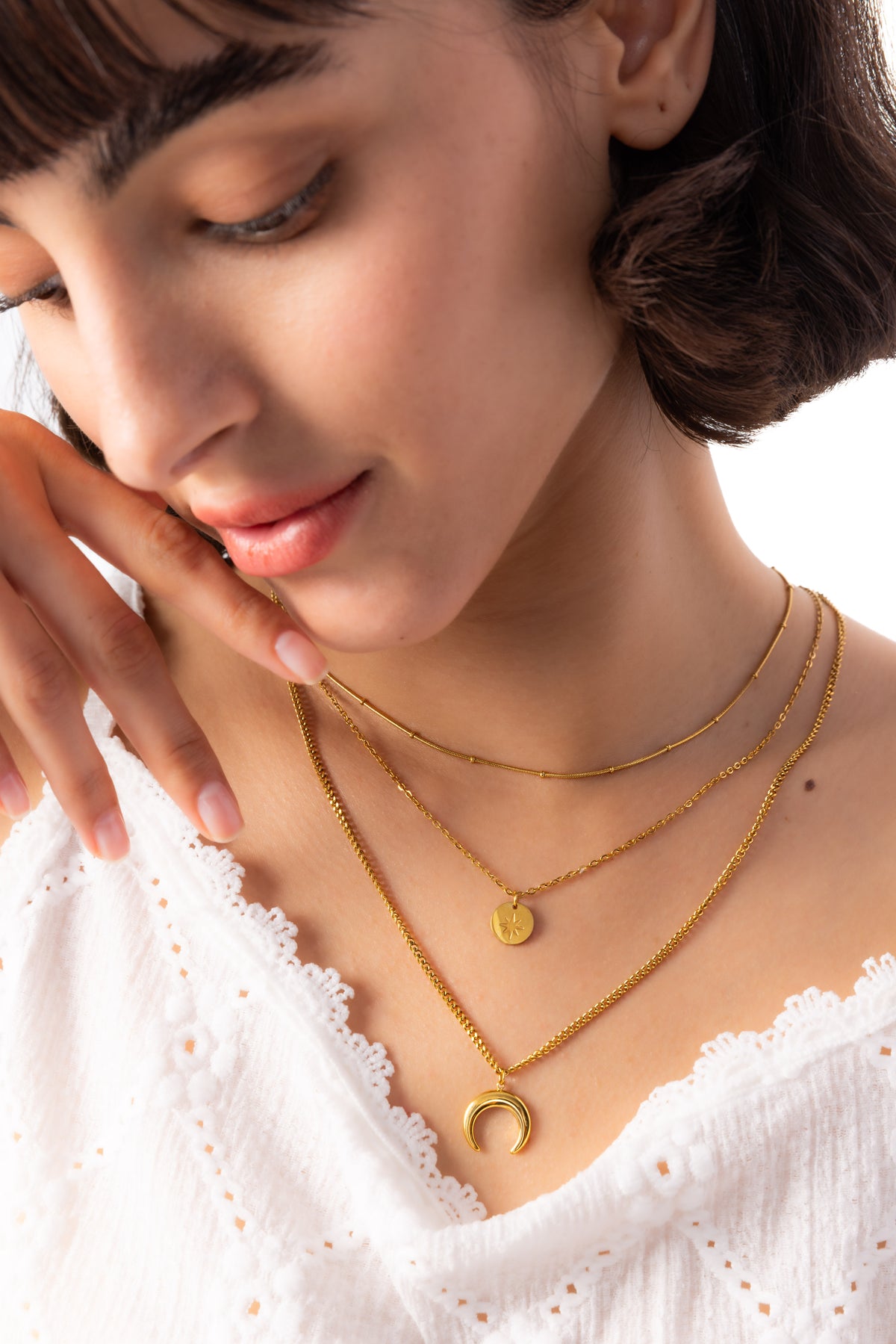 Noenya Halskette – Edelstahl 18K vergoldet, dreireihige Layering-Kette mit Stern- und Mond-Anhängern, am Hals getragen frontal