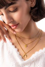 Noenya Halskette – Edelstahl 18K vergoldet, dreireihige Layering-Kette mit Stern- und Mond-Anhängern, am Hals getragen frontal