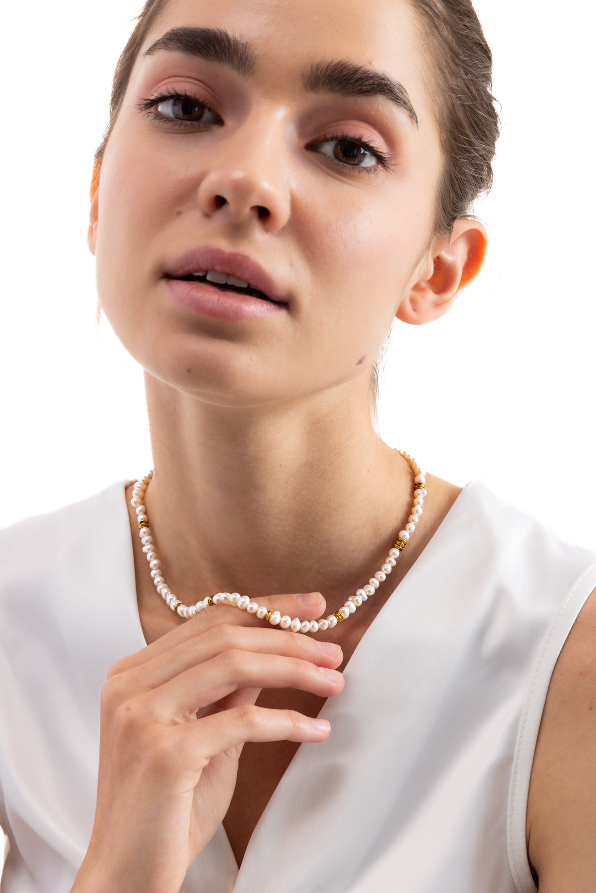 Orielle Kette – Edelstahl 18K vergoldet, Süßwasserperlen mit goldfarbenen Rondelle-Beads, frontal getragen, Hand am Kettenbereich