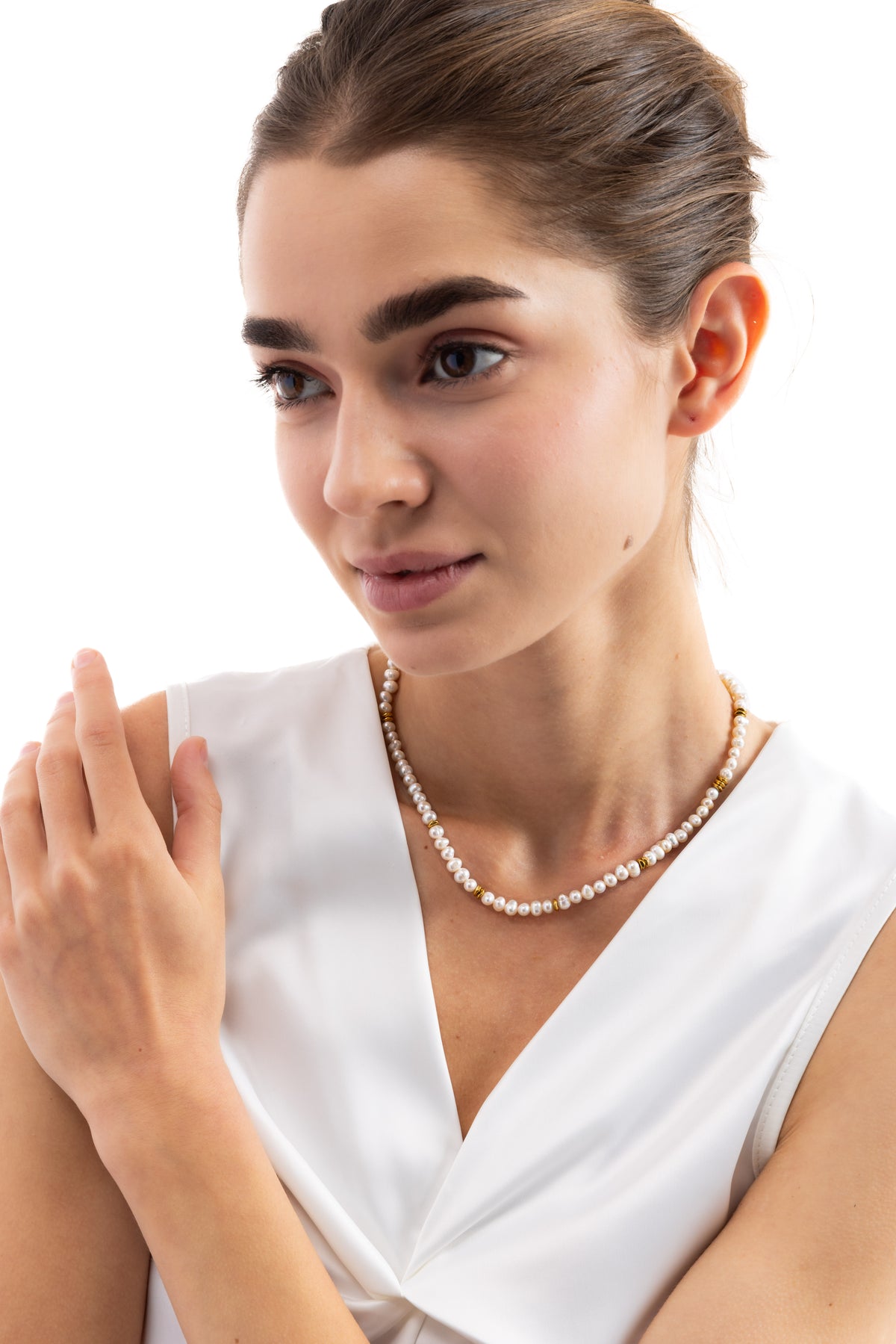 Damen-Halskette Orielle – Edelstahl 18K vergoldet, Süßwasserperlen mit Rondelle-Beads, frontal getragen, sitzend