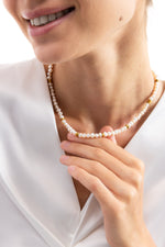 Orielle Kette von Mercy’s Jewelry – Edelstahl 18K vergoldet, Süßwasserperlen mit Rondelle-Beads, Nahaufnahme am Hals getragen