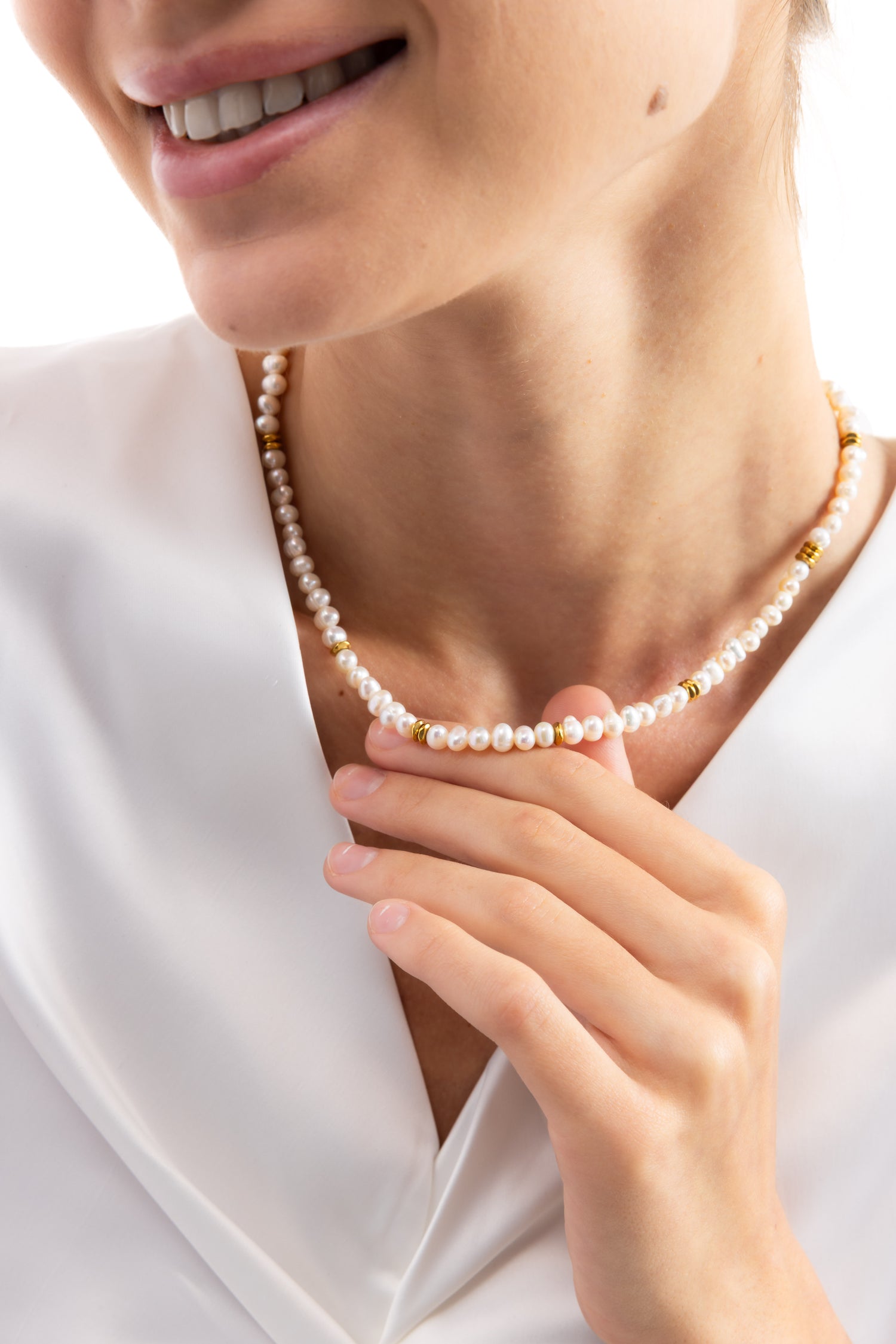 Orielle Kette von Mercy’s Jewelry – Edelstahl 18K vergoldet, Süßwasserperlen mit Rondelle-Beads, Nahaufnahme am Hals getragen