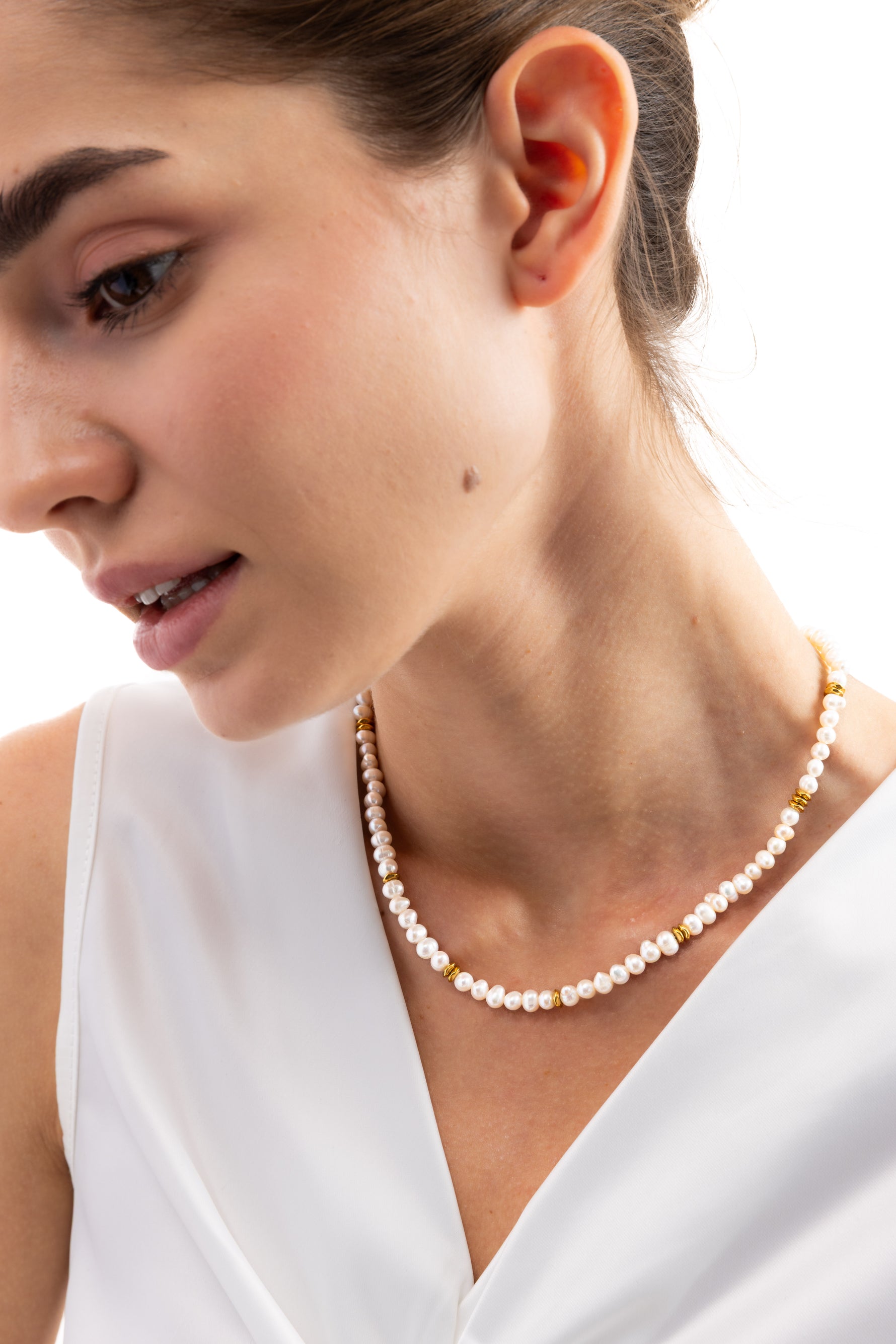 Damen-Halskette Orielle – Edelstahl 18K vergoldet, Süßwasserperlen mit goldfarbenen Rondelle-Beads, seitlich getragen
