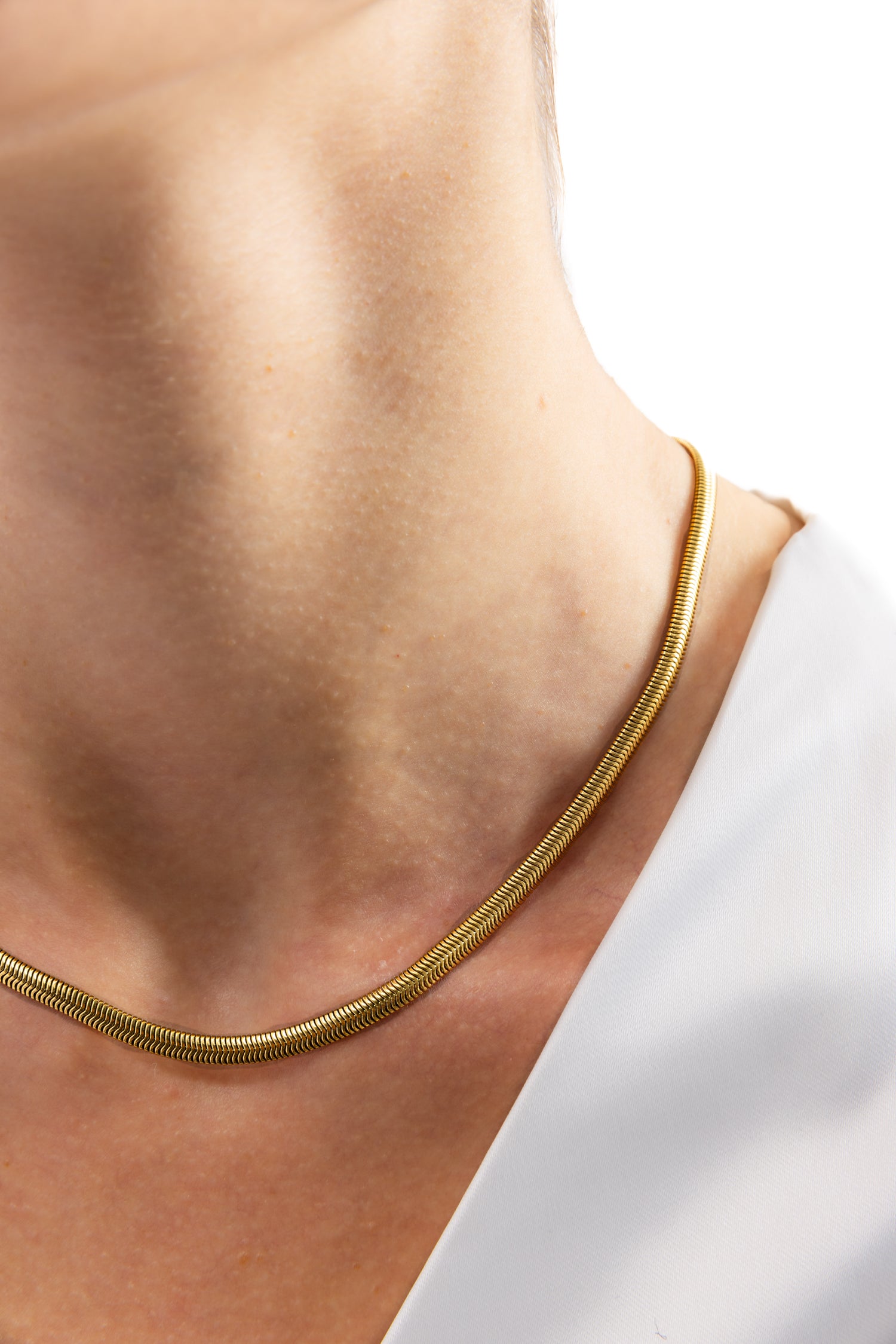 Soleya Kette von Mercy’s Jewelry – Edelstahl 18K vergoldet, breite Snake-Gliederkette, Nahaufnahme am Hals