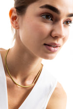 Soleya Kette – Edelstahl 18K vergoldet, breite Snake-Gliederkette, seitliche Ansicht, Nahaufnahme am Hals