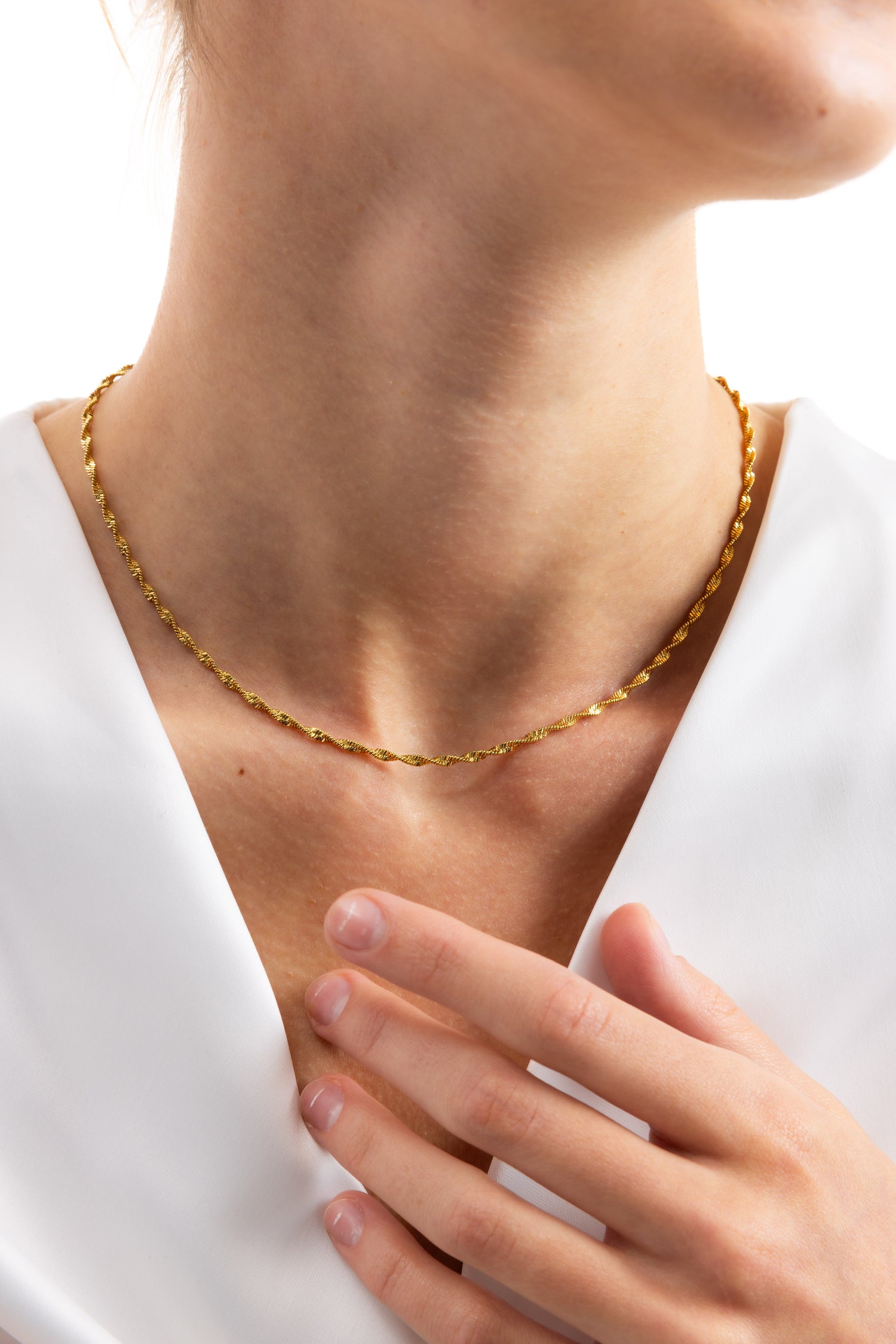 Solira Kette von Mercy’s Jewelry – Edelstahl 18K vergoldet, gedrehte Rope-Kette, Nahaufnahme am Hals, Hand berührt die Kette