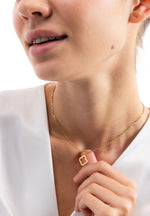 Thaleya Kette von Mercy’s Jewelry – Edelstahl 18K vergoldet, Kette mit stilisiertem Kleeblatt-Anhänger, Nahaufnahme am Hals