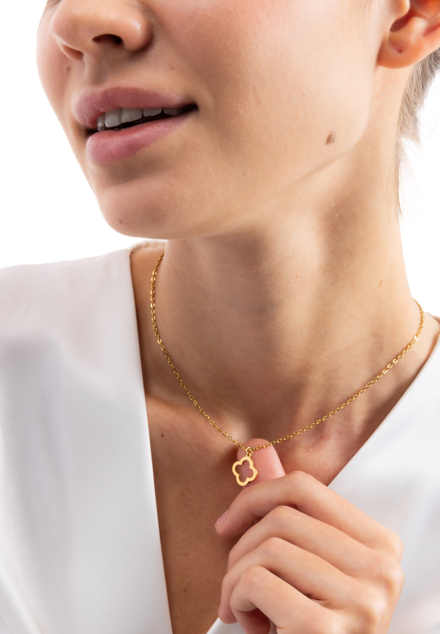 Thaleya Kette von Mercy’s Jewelry – Edelstahl 18K vergoldet, Kette mit stilisiertem Kleeblatt-Anhänger, Nahaufnahme am Hals
