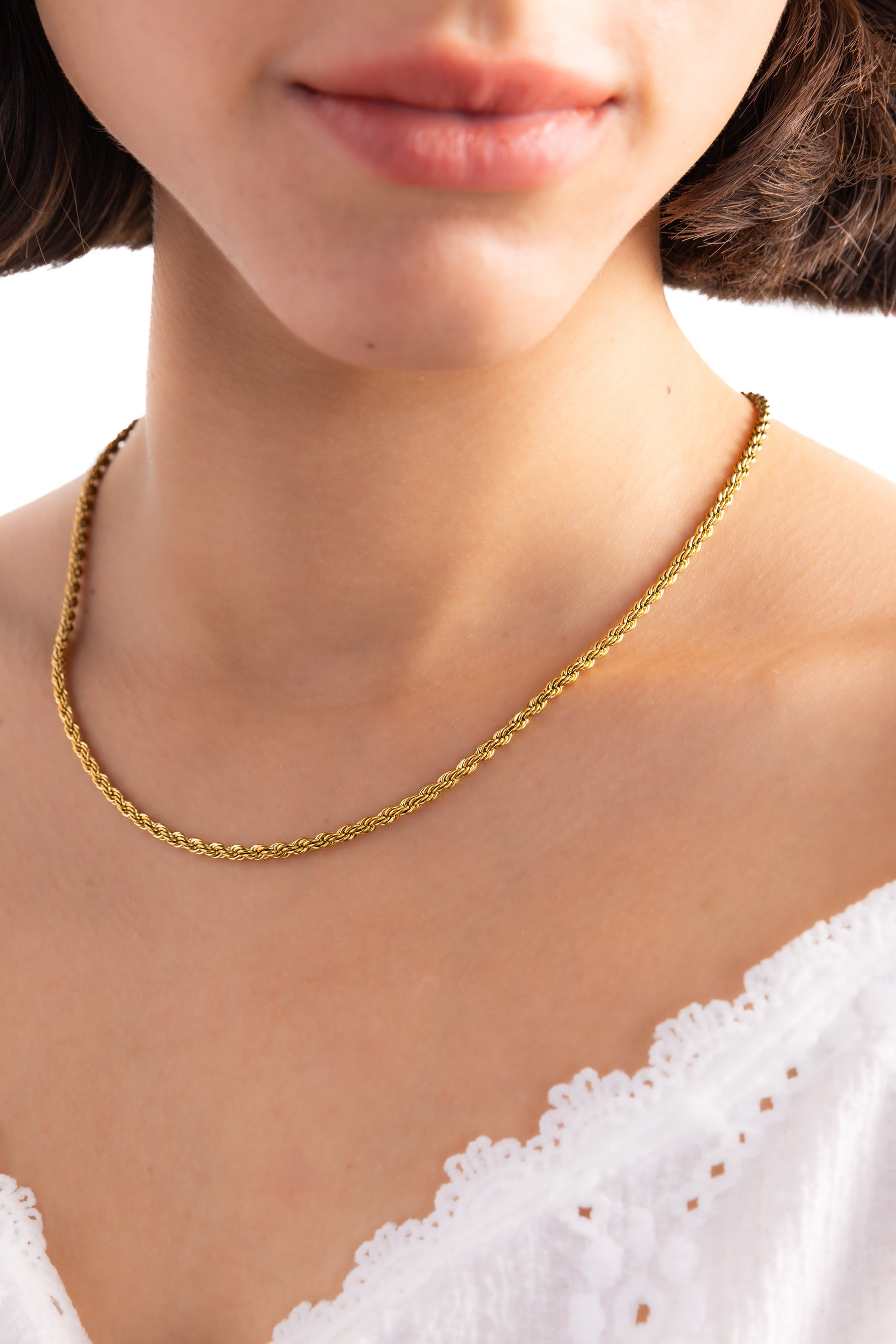 Damen-Halskette Tharien – Edelstahl 18K vergoldet, Rope-Kette in gedrehter Form, Nahaufnahme am Hals mit Fokus auf Kette