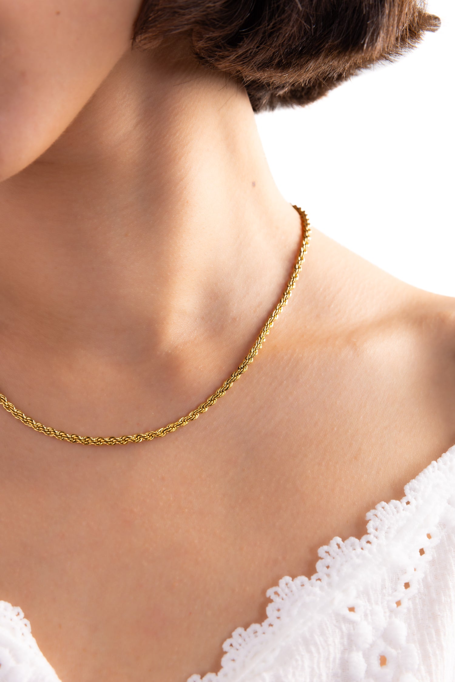 Damen-Halskette Tharien von Mercy’s Jewelry – Edelstahl 18K vergoldet, Rope-Kette in gedrehter Form, Nahaufnahme am Hals getragen
