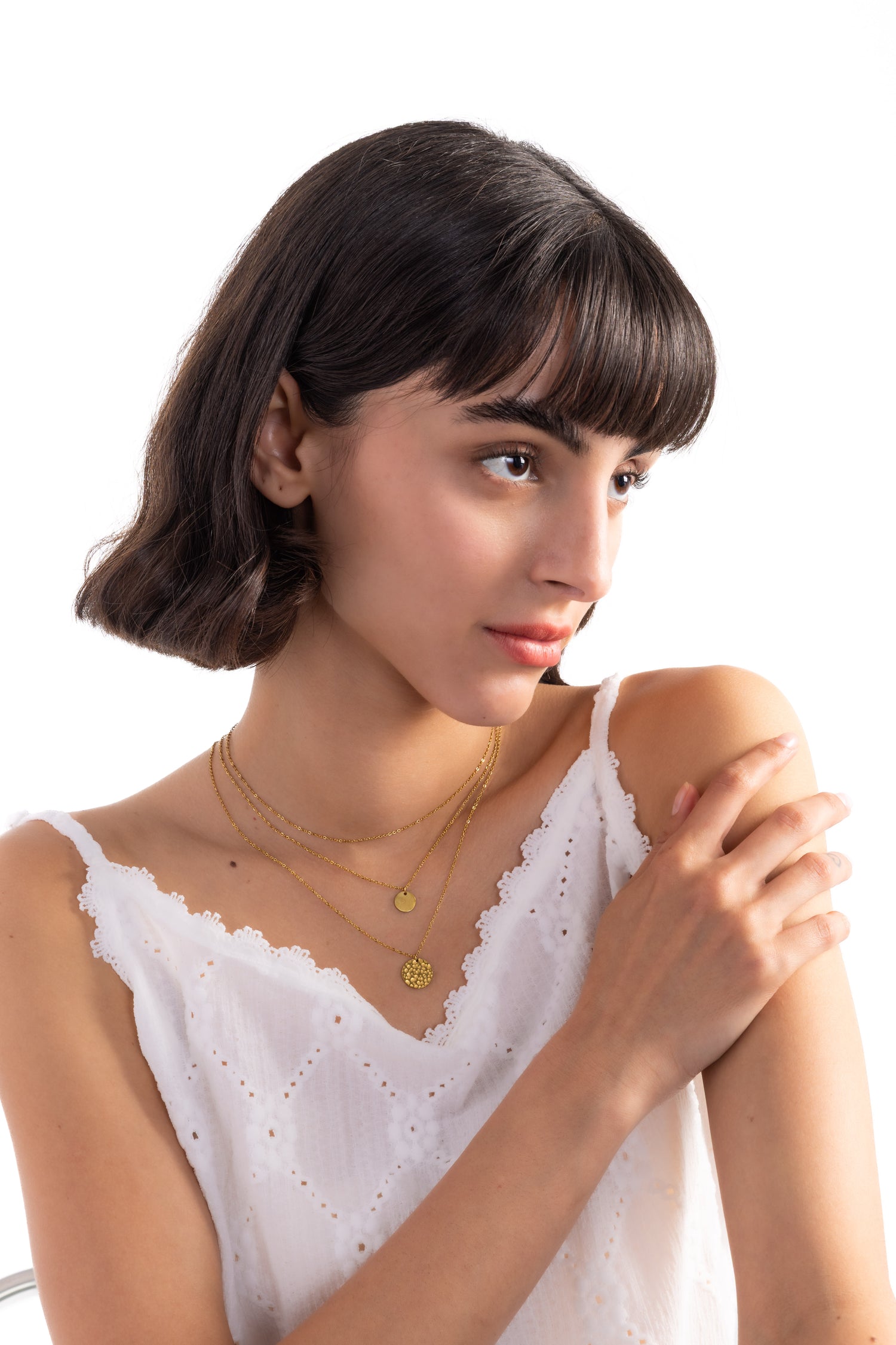 Vela Layers Kette – Edelstahl 18K vergoldet, mehrreihige Layering-Kette mit Coin-Anhängern, frontal getragen