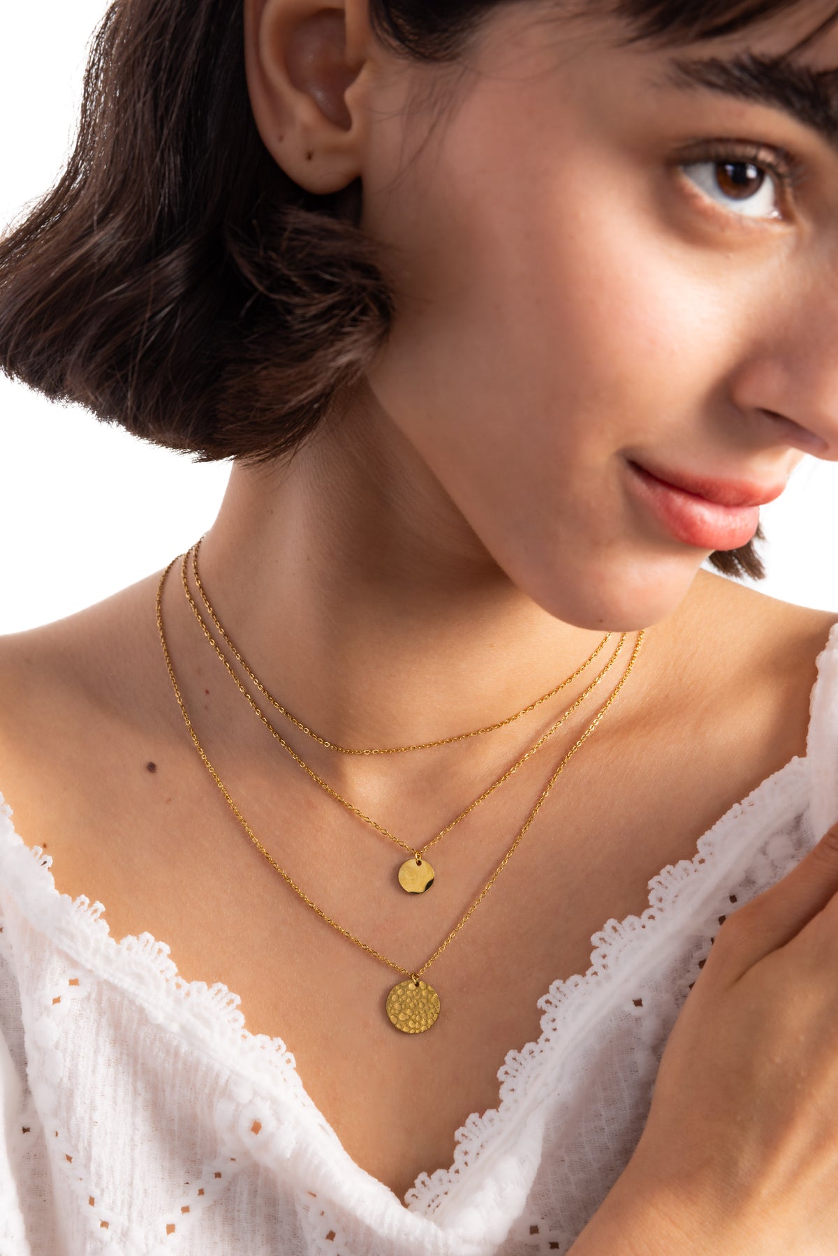 Vela Layers Kette – Edelstahl 18K vergoldet, mehrreihige Layering-Kette mit Coin-Anhängern, Halbprofil am Hals getragen