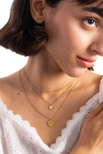 Vela Layers Kette – Edelstahl 18K vergoldet, mehrreihige Layering-Kette mit Coin-Anhängern, Halbprofil am Hals getragen