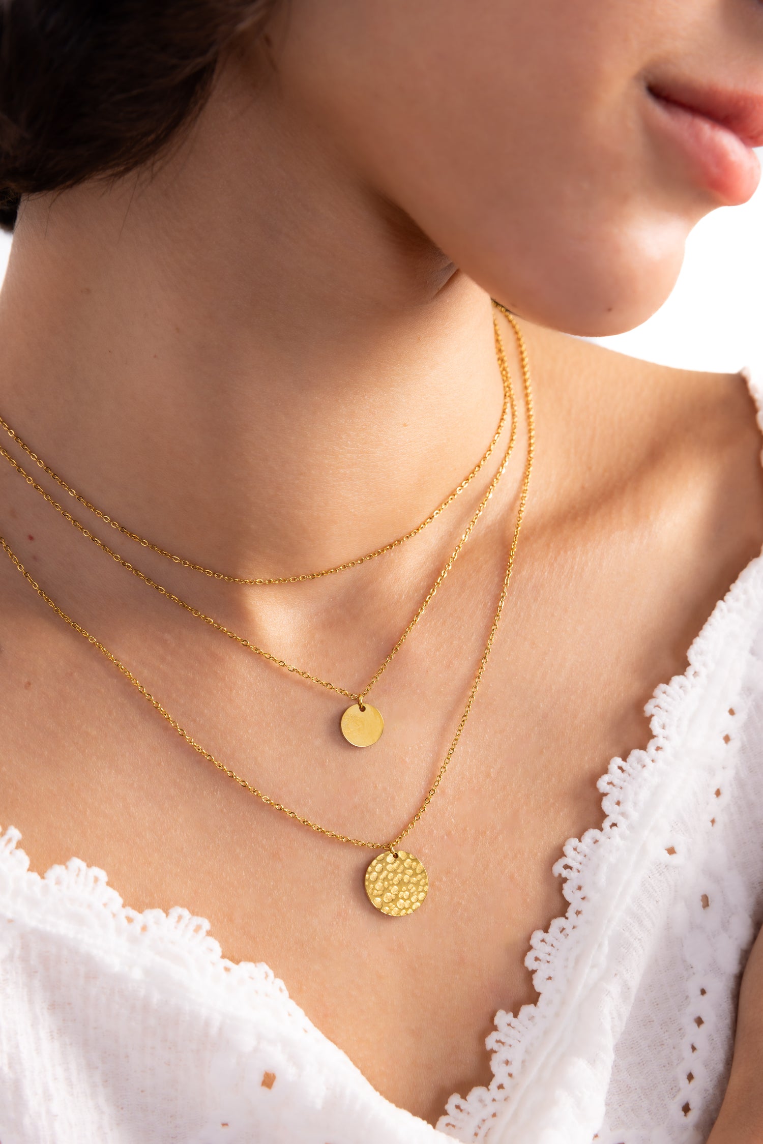 Vela Layers Kette von Mercy’s Jewelry – Edelstahl 18K vergoldet, mehrreihige Layering-Kette mit Coin-Anhängern, Nahaufnahme