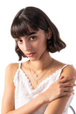 Vela Layers Kette – Edelstahl 18K vergoldet, mehrreihige Layering-Kette mit Coin-Anhängern, Oberkörperaufnahme am Hals getragen
