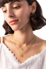 Vela Layers Kette – Edelstahl 18K vergoldet, mehrreihige Layering-Kette mit Coin-Anhängern, frontale Ansicht