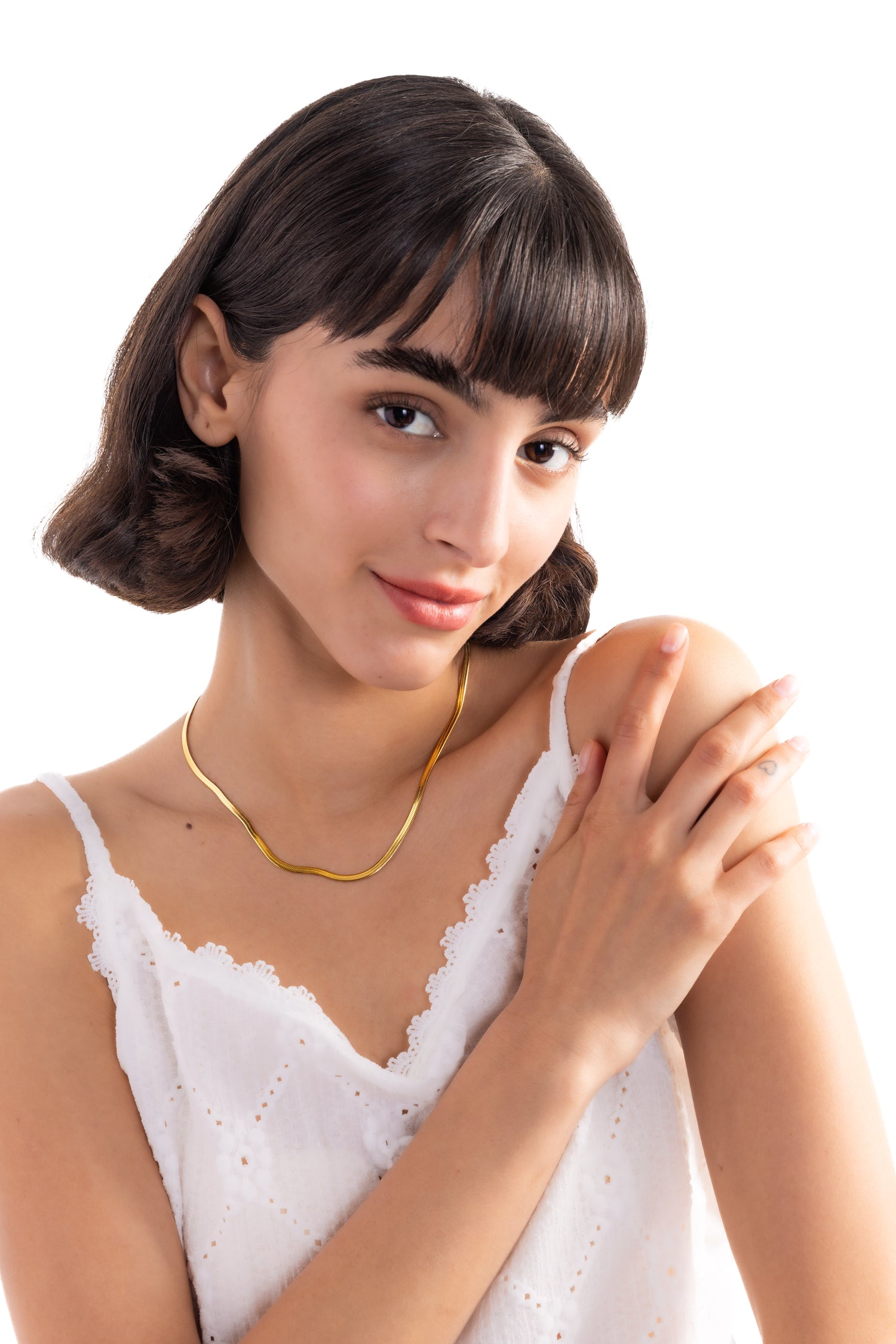 Velira Kette – Edelstahl 18K vergoldet, Sleek-Snake-Halskette in glatter Form, frontal getragen mit weißem Oberteil