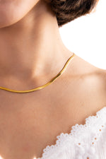 Damen-Halskette Velira – Edelstahl 18K vergoldet, Sleek-Snake-Kette in glatter Form, Nahaufnahme am Hals getragen
