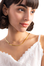 Velira Kette – Edelstahl 18K vergoldet, Sleek-Snake-Kette in glatter Form, seitlich am Hals getragen mit weißem Oberteil