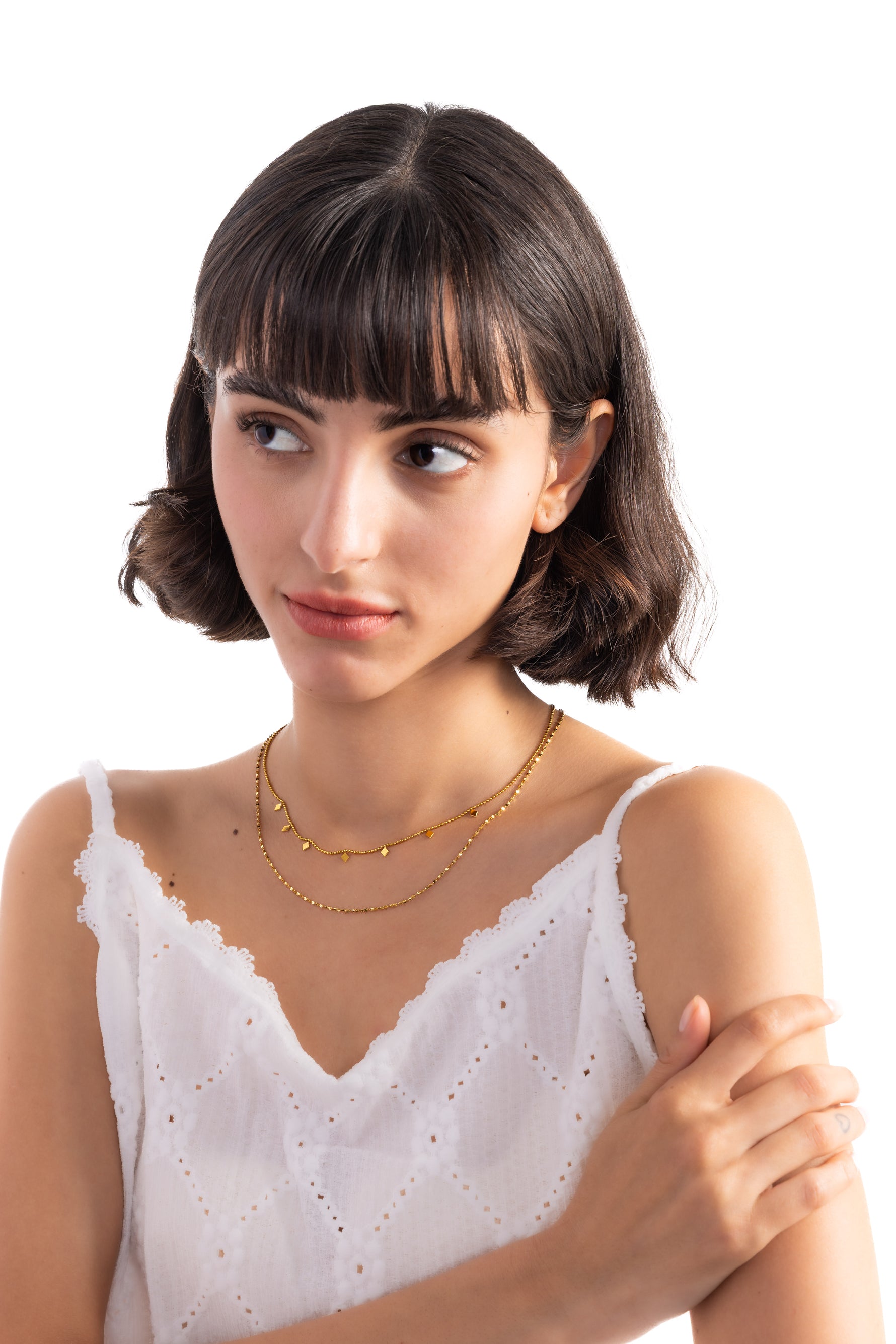 Zelina Kette – Edelstahl 18K vergoldet, zweireihige Layering-Kette, frontal am Hals getragen, Modell mit verschränkten Armen