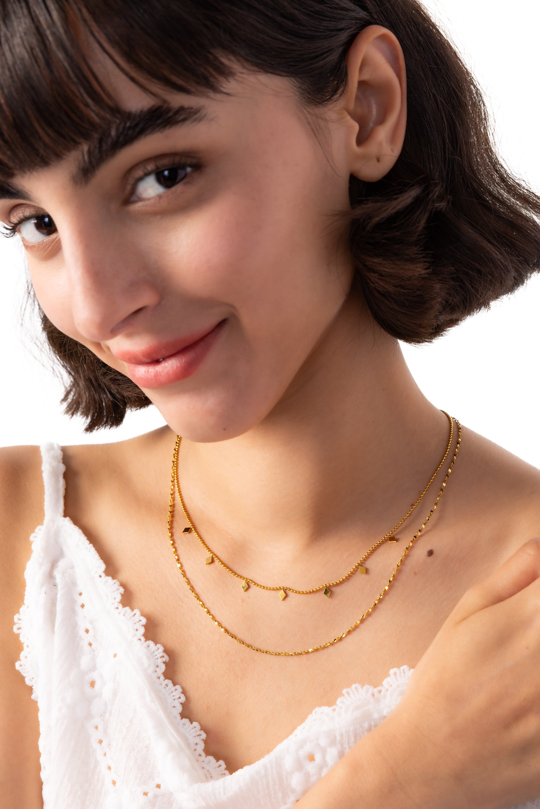Damen-Halskette Zelina – Edelstahl 18K vergoldet, zweireihige Layering-Kette, frontal am Hals getragen, Modell lächelt leicht
