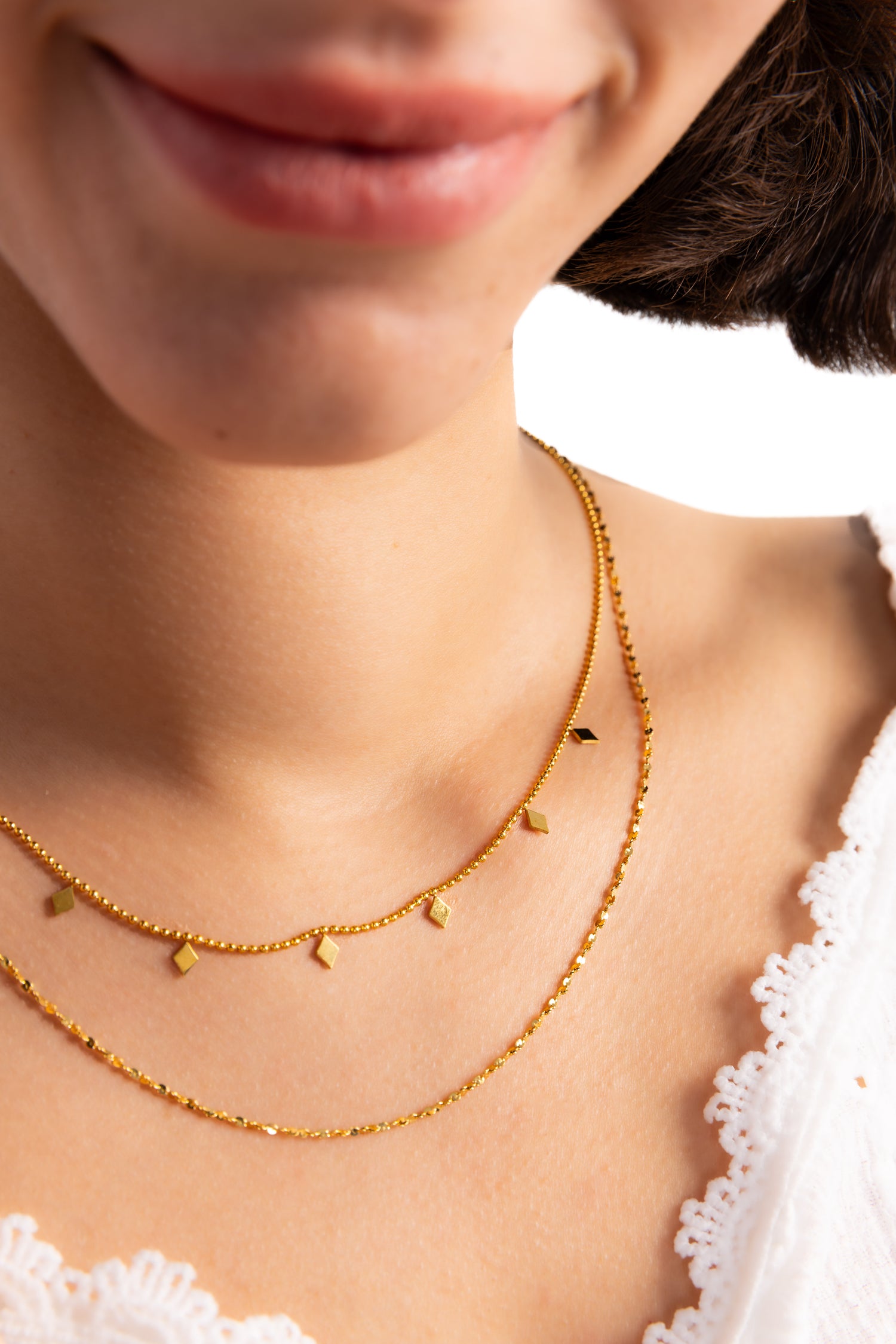 Damen-Halskette Zelina von Mercy’s Jewelry – Edelstahl 18K vergoldet, zweireihige Layering-Kette, Nahaufnahme am Hals getragen