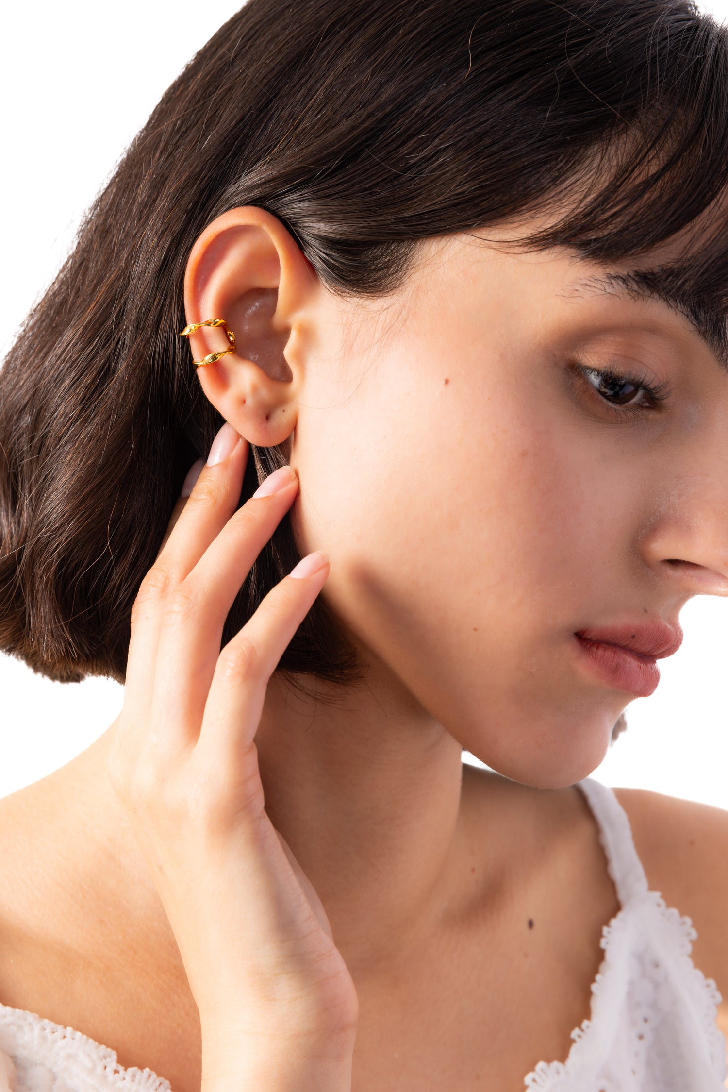 Nirel Earcuff Edelstahl 18K vergoldet – seitliche Ansicht am Ohr getragen, eleganter Look im Portrait
