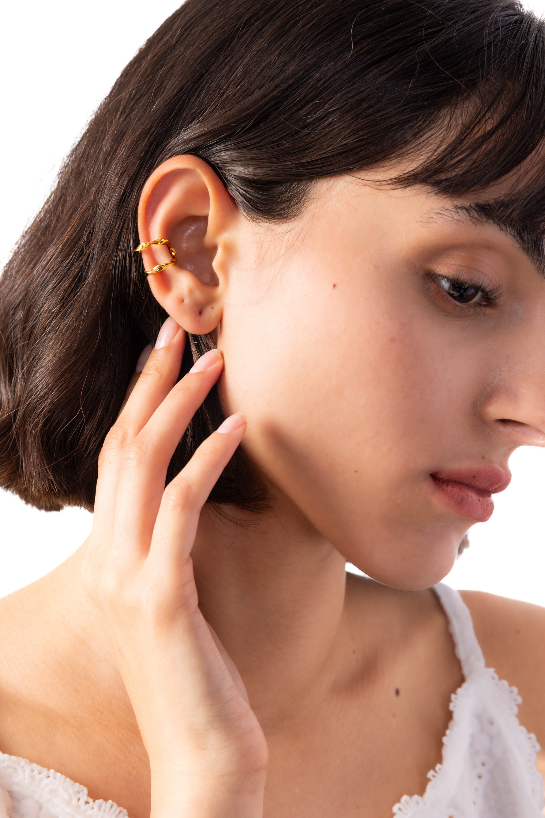 Nirel Earcuff Edelstahl 18K vergoldet – seitliche Ansicht am Ohr getragen, eleganter Look im Portrait