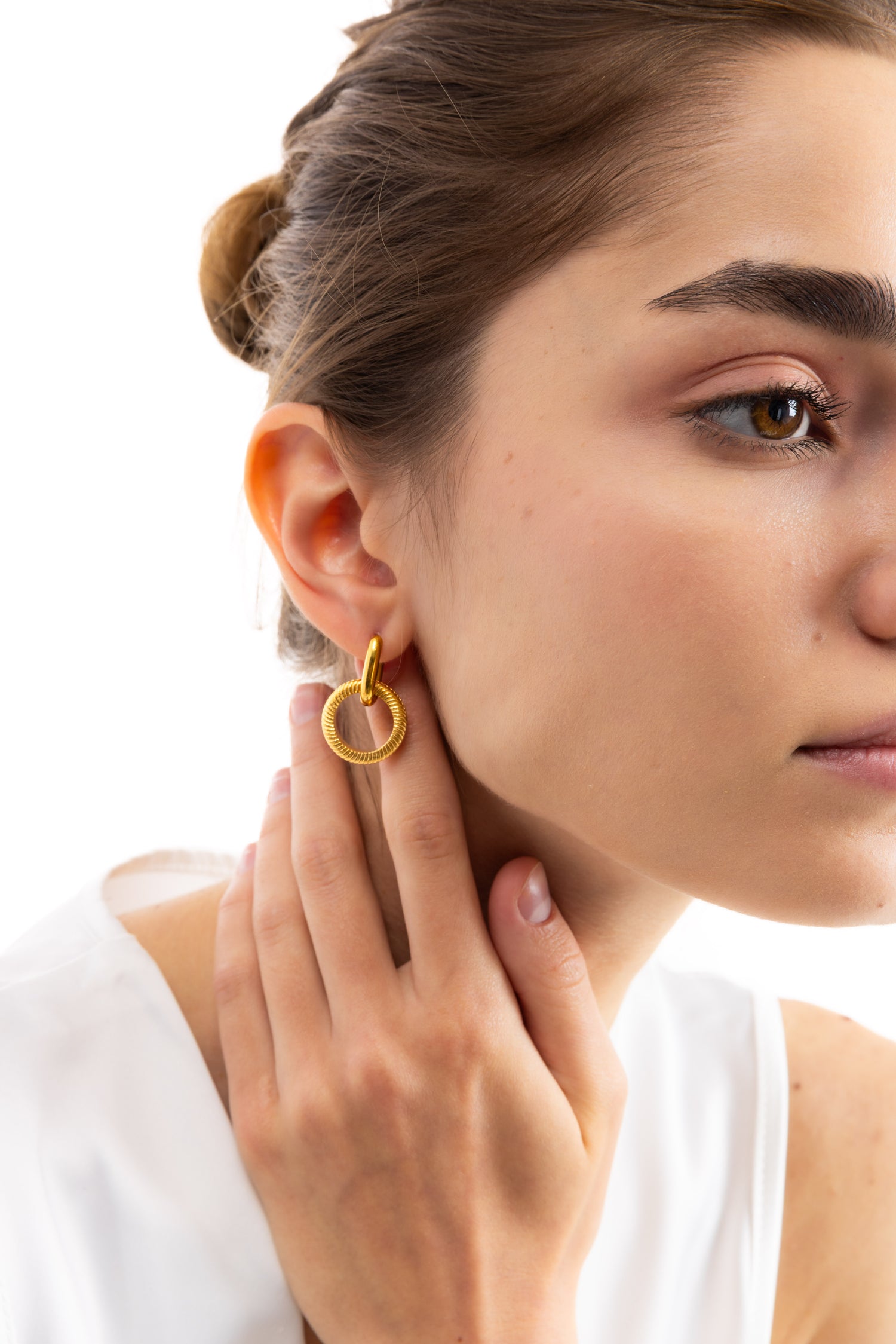 Orya Huggies Edelstahl 18K vergoldet von Mercy’s Jewelry – Nahaufnahme am Ohr, Statement-Huggies mit rundem Anhänger in Gold