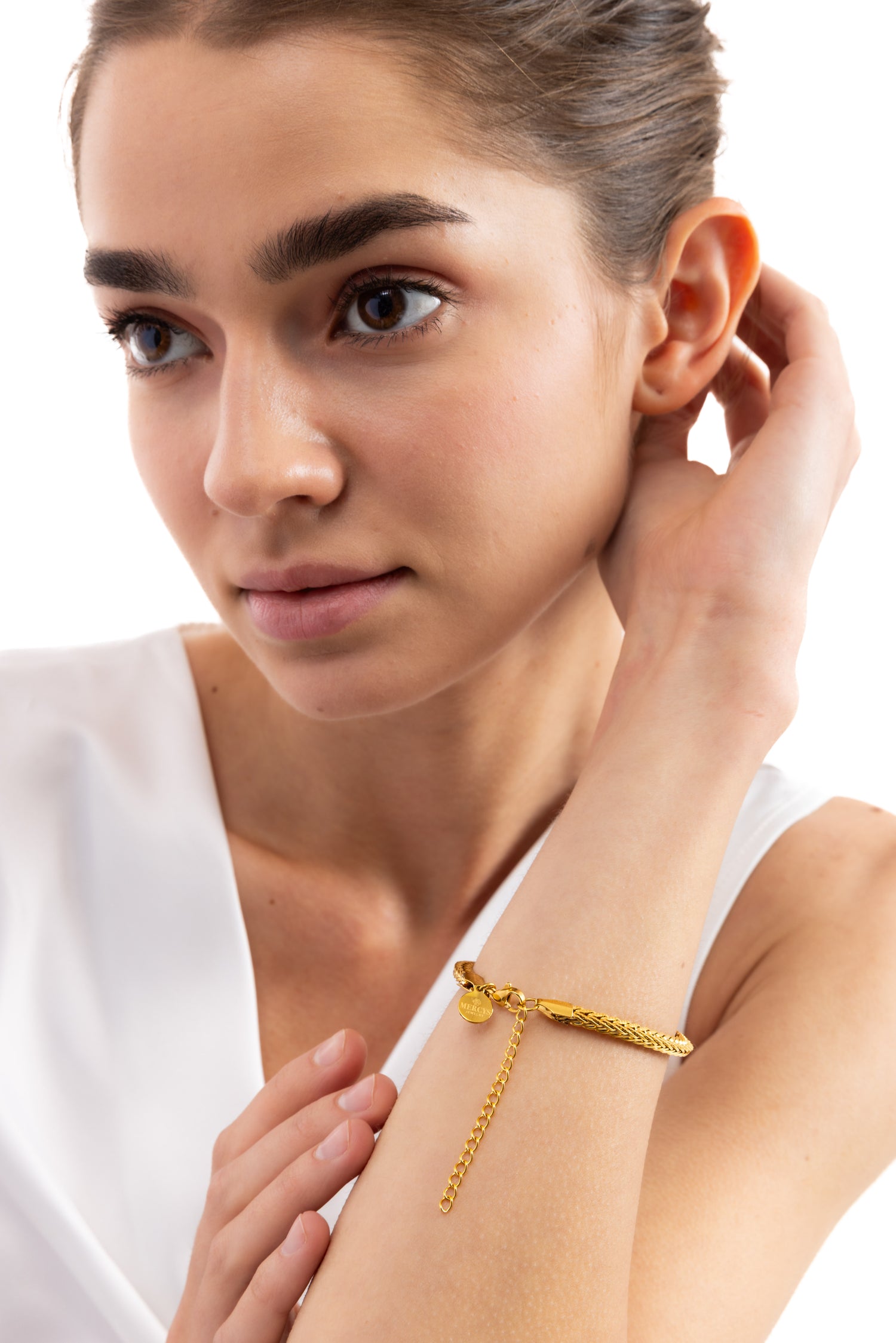 Kaelwyn Armband mit geflochtenen Gliedern, aus Edelstahl 18K vergoldet, am Handgelenk in frontaler Ansicht getragen