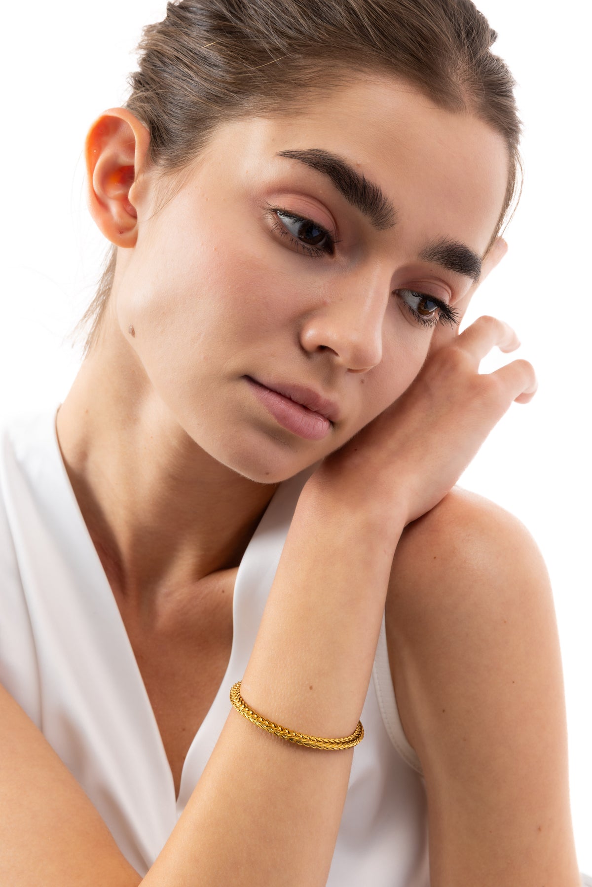 Kaelwyn Armband mit geflochtener Gliederstruktur, Edelstahl 18K vergoldet, am Handgelenk seitlich getragen