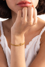 Linaya Armband Edelstahl 18K vergoldet, feine Gliederketten mit Blumenanhänger, am Handgelenk getragen