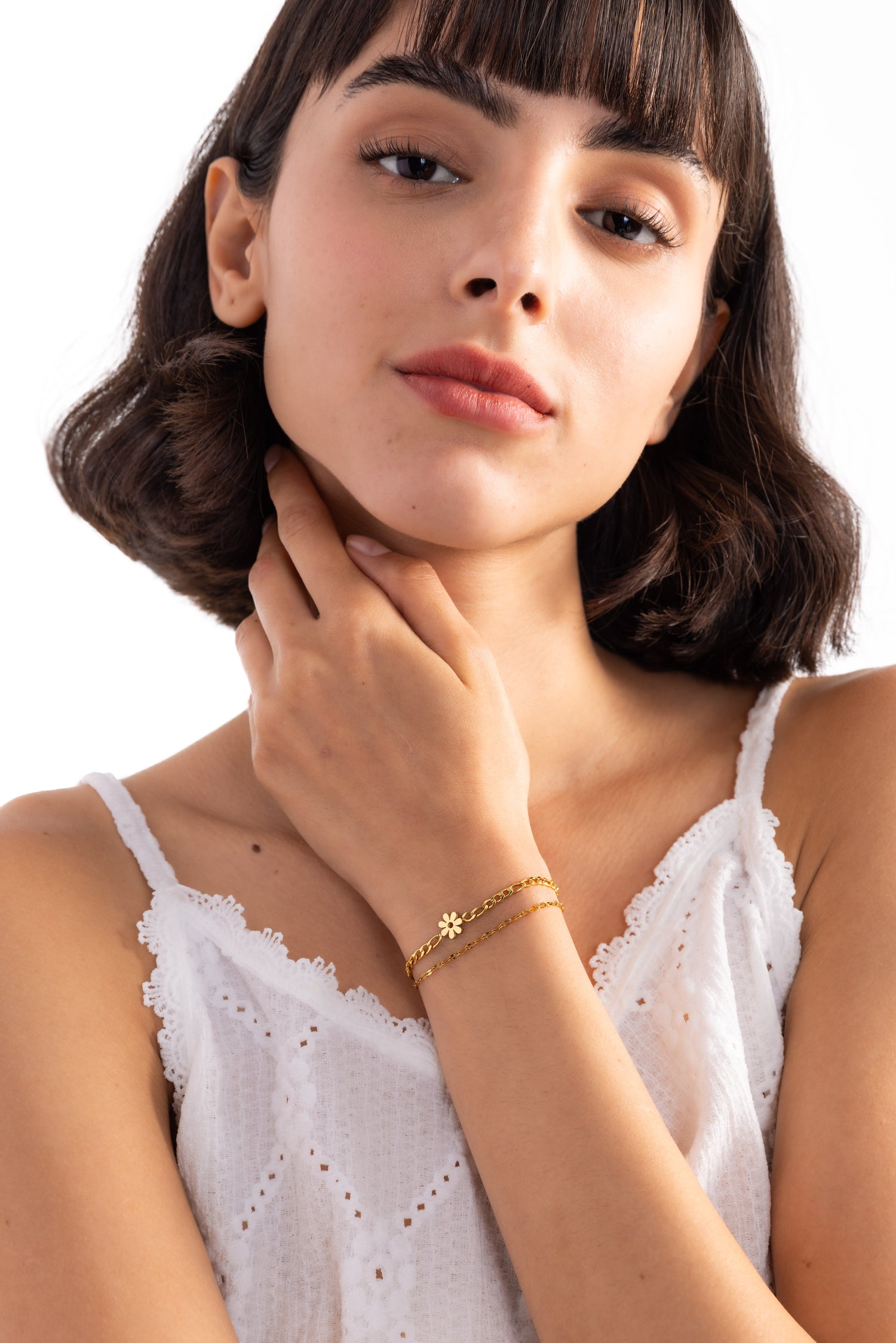 Linaya Armband aus Edelstahl 18K vergoldet, filigrane Gliederketten mit auffälligem Blumenanhänger, getragen von Model