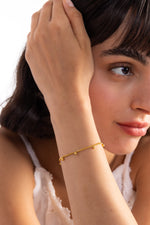 Mercy’s Jewelry Lyssira Armband Edelstahl 18K vergoldet mit Goldkugeln, am Handgelenk getragen in Nahaufnahme, eleganter Look