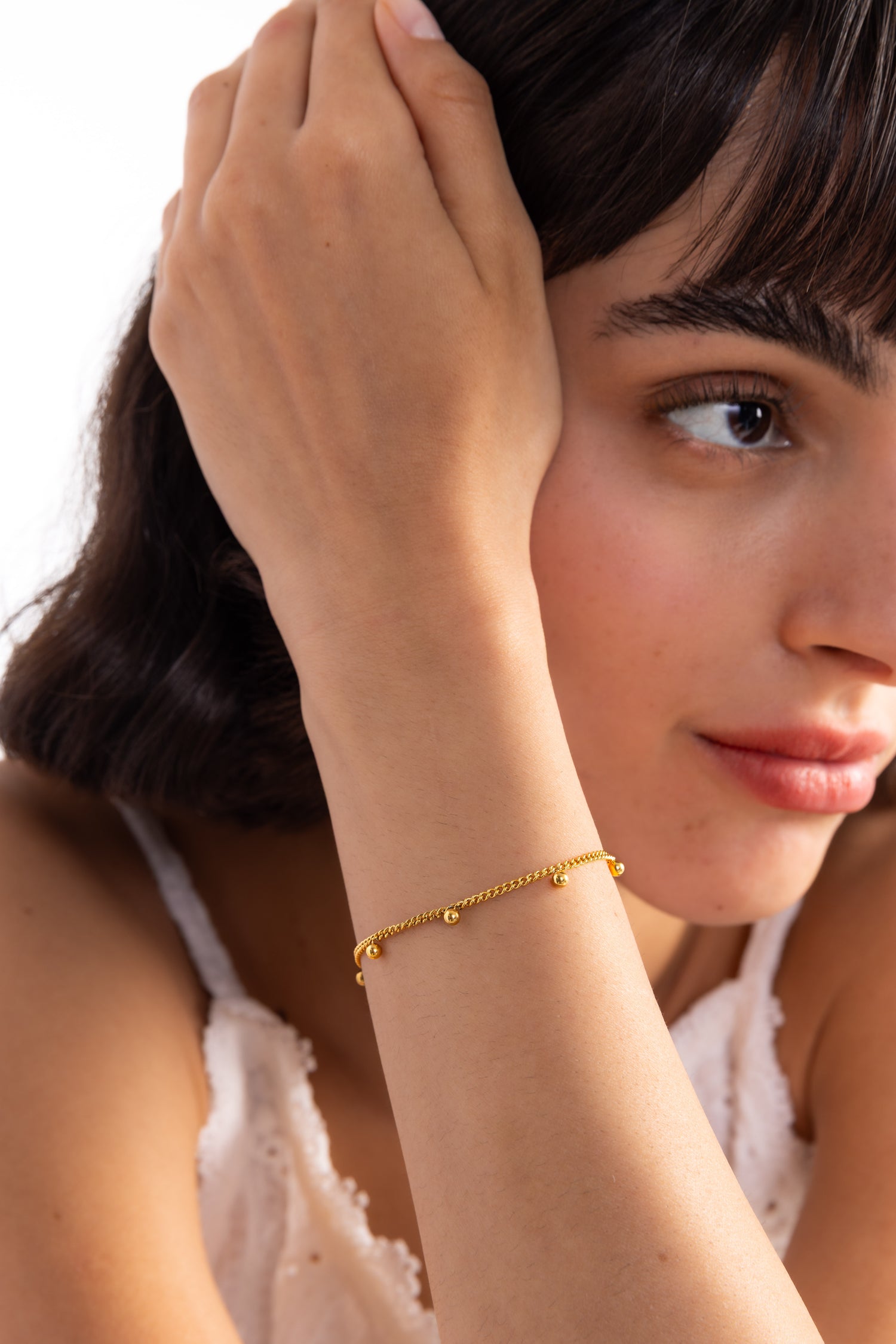 Mercy’s Jewelry Lyssira Armband Edelstahl 18K vergoldet mit Goldkugeln, am Handgelenk getragen in Nahaufnahme, eleganter Look